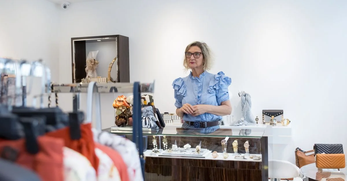 Boutique sophistiquée au Portugal présentant des accessoires élégants et des articles de mode stylés.