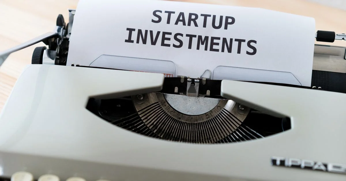 Une machine à écrire vintage affichant une page avec les mots 'Investissements dans les startups,' idéale pour des thèmes sur les affaires et l'entrepreneuriat.